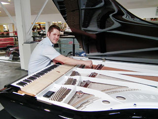 Piano à queue Pleyel Peugeot Photo de la préparation du piano à queue Pleyel dessiné par Peugeot pour un concert